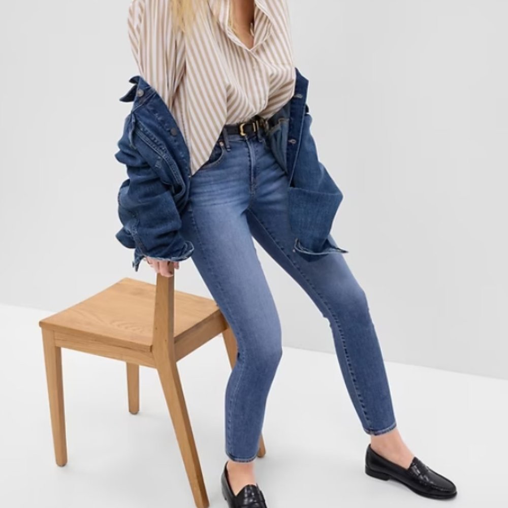 Gap Mid Rise True Skinny Jeans with Washwell